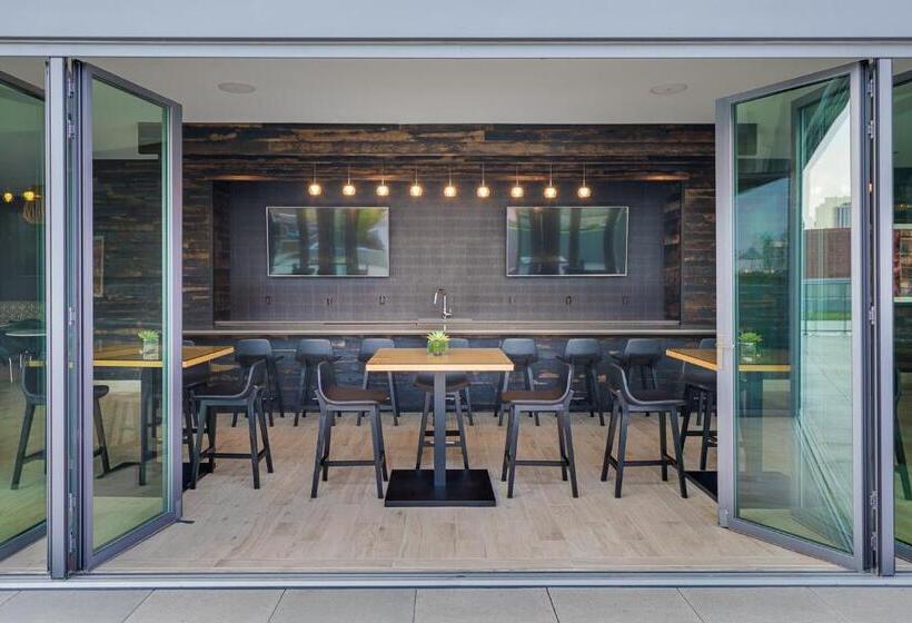 סוויטת אקזקיוטיב 2 חדרים, Level Chicago  Old Town