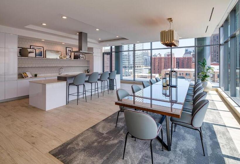 סוויטה, Level Chicago  Old Town