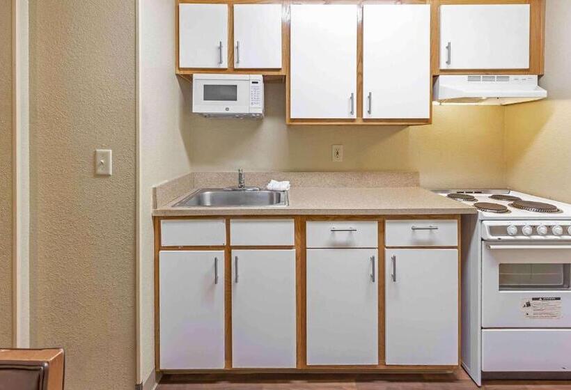 Студия Deluxe, Hometowne Studios And Suites By Red Roof Greensboro