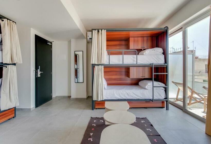 Geteiltes Mehrbettzimmer, Selina Athens Theatrou