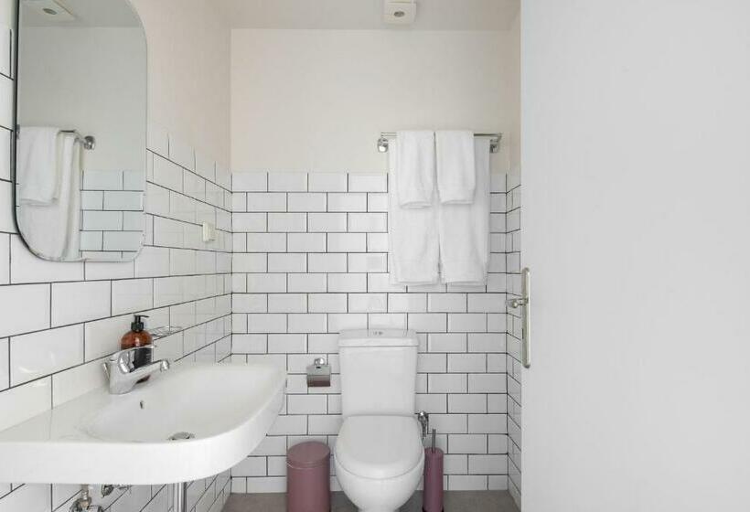 Quarto Economy, Selina Athens Theatrou