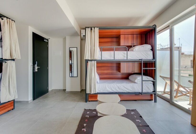 Geteiltes Mehrbettzimmer, Selina Athens Theatrou