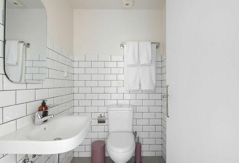 Quarto Economy, Selina Athens Theatrou