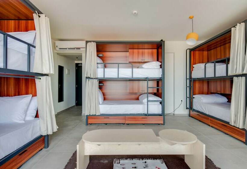 Geteiltes Mehrbettzimmer, Selina Athens Theatrou