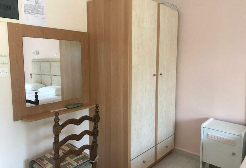 חדר דלוקס, Natalia Studios