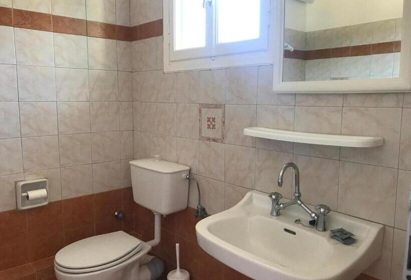 חדר דלוקס, Natalia Studios