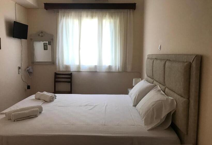 חדר דלוקס, Natalia Studios