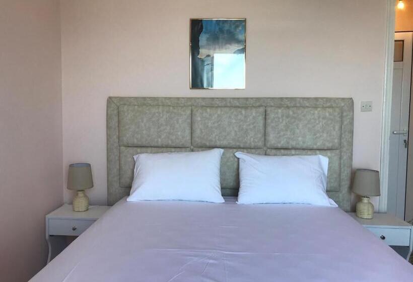 חדר קלאסי לשלושה, Natalia Studios