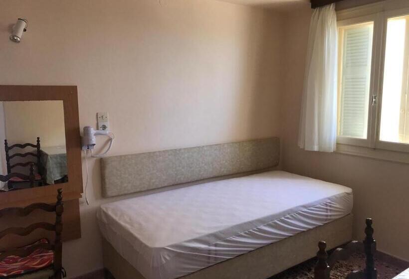 חדר קלאסי לשלושה, Natalia Studios