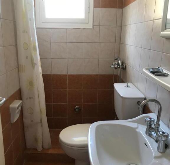 חדר קלאסי לשלושה, Natalia Studios