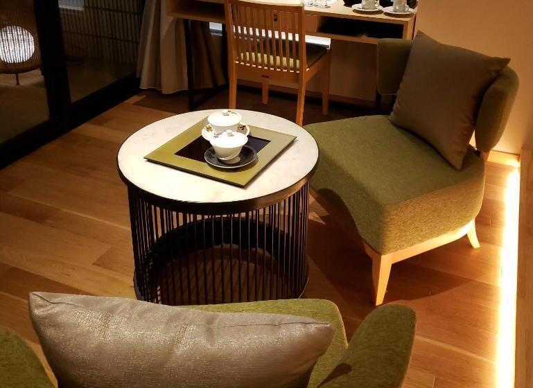 سوئیت با بالکن, Royal Twin Hotel Kyoto Hachijoguchi