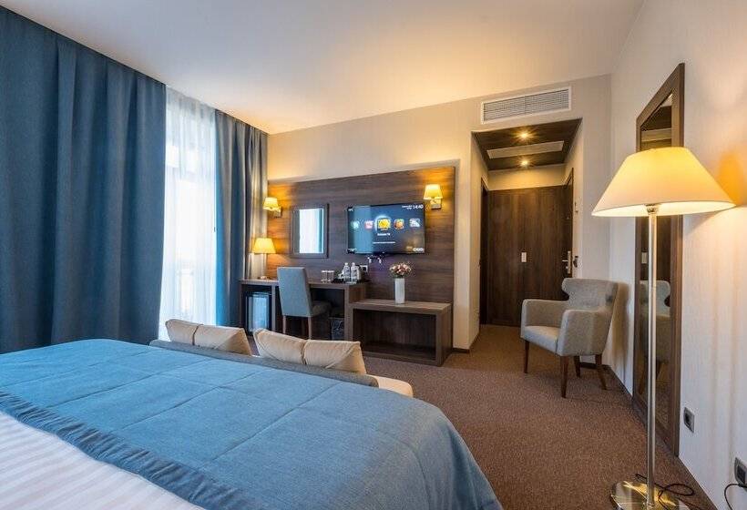 استودیوی استاندارد, Tom River Plaza