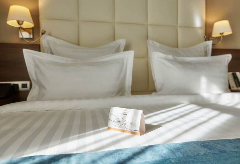 استودیوی استاندارد, Tom River Plaza