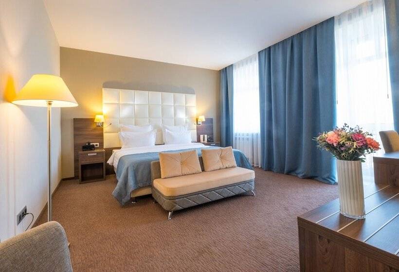 استودیوی استاندارد, Tom River Plaza