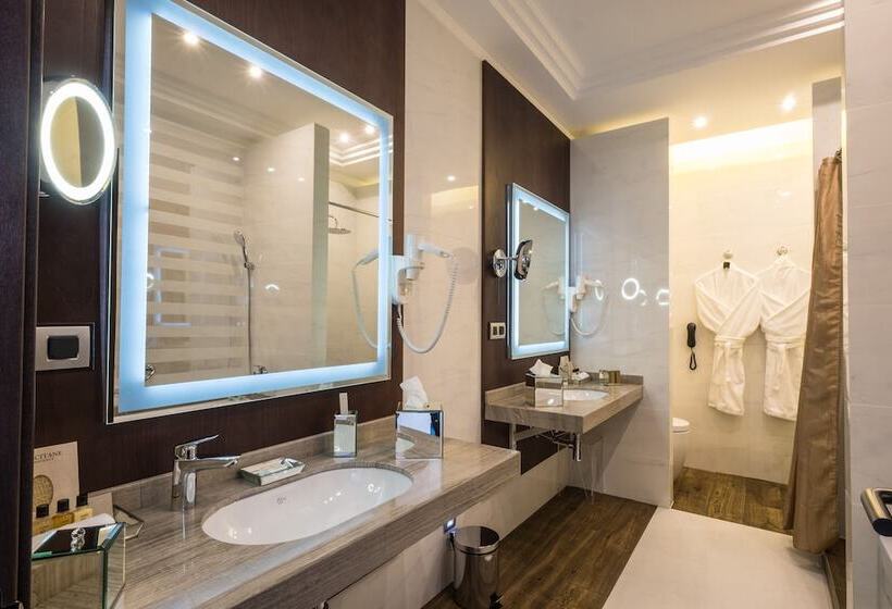 سوئیت پرزیدنت, Tom River Plaza