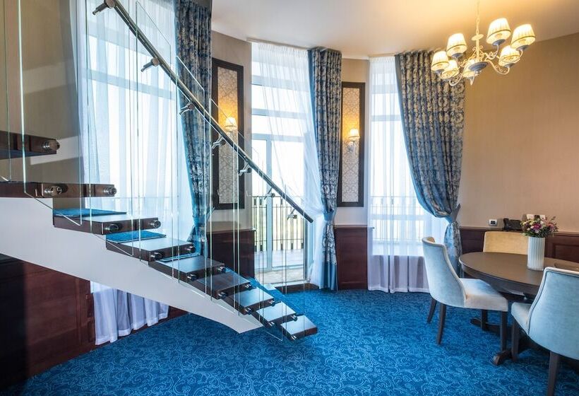 سوئیت پرزیدنت, Tom River Plaza