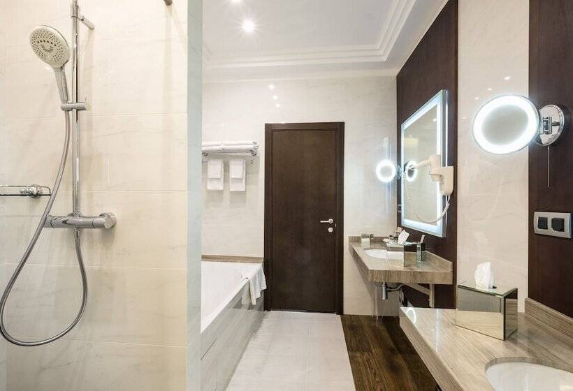 سوئیت پرزیدنت, Tom River Plaza