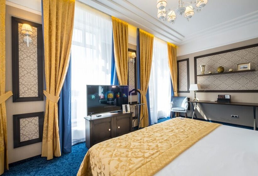 سوئیت پرزیدنت, Tom River Plaza