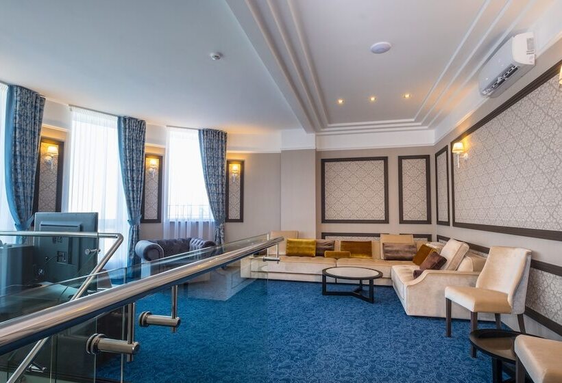سوئیت پرزیدنت, Tom River Plaza