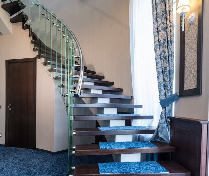 سوئیت پرزیدنت, Tom River Plaza