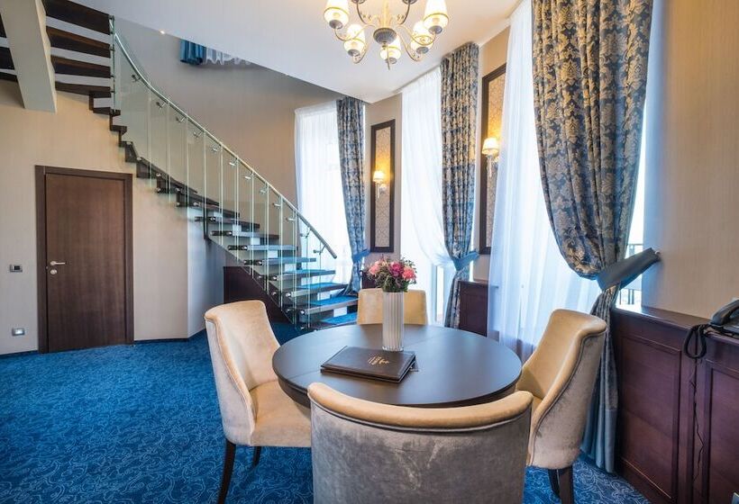 سوئیت پرزیدنت, Tom River Plaza