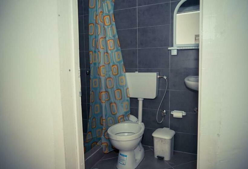 اتاق استاندارد سه نفره, Flora S Guesthouse  The Fir Gate