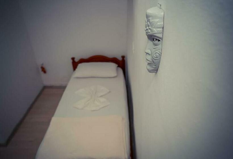 اتاق استاندارد سه نفره, Flora S Guesthouse  The Fir Gate