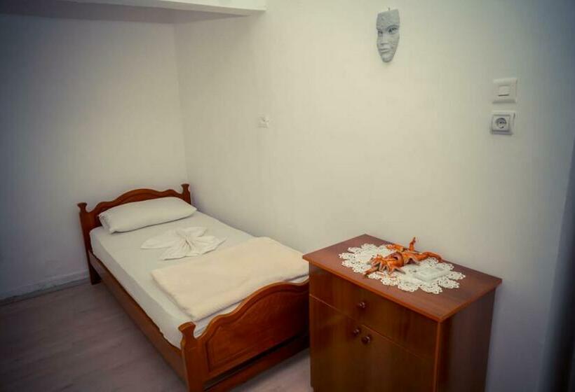 اتاق استاندارد سه نفره, Flora S Guesthouse  The Fir Gate