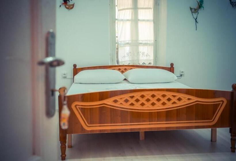 اتاق استاندارد سه نفره, Flora S Guesthouse  The Fir Gate