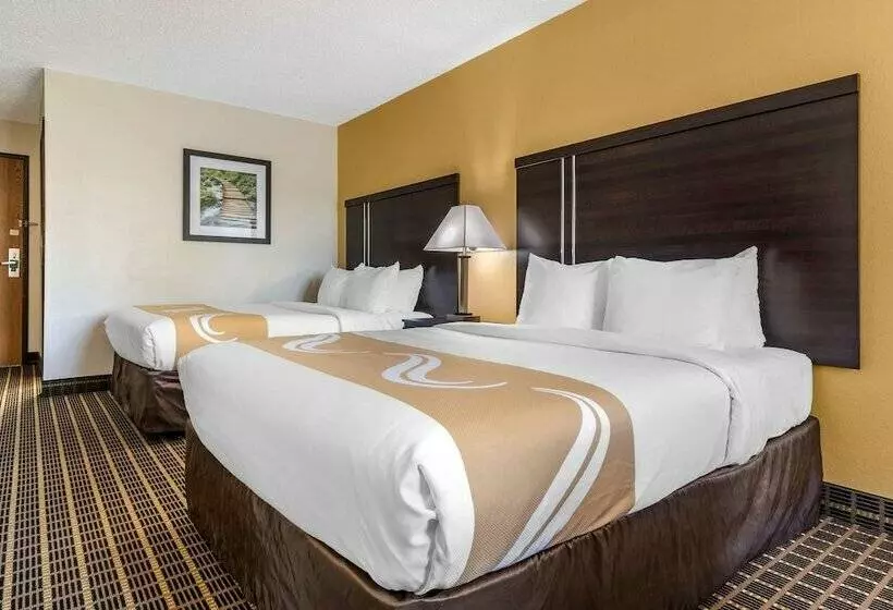 ２ダブルベッドのスタンダードルーム, Quality Inn & Suites Warren