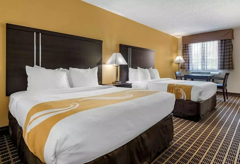 ２ダブルベッドのスタンダードルーム, Quality Inn & Suites Warren