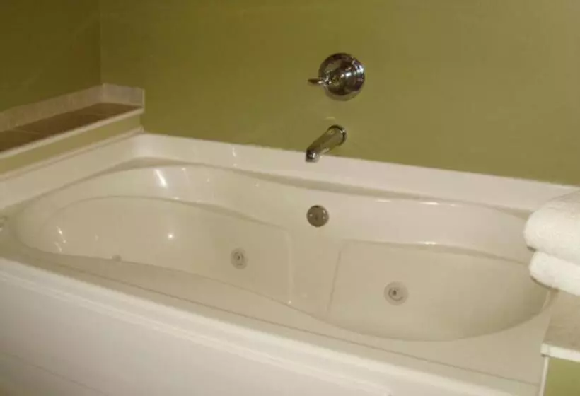 スタンダードルーム, Quality Inn & Suites Warren