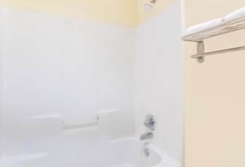 スタンダードスタジオ, Super 8 By Wyndham Dublin