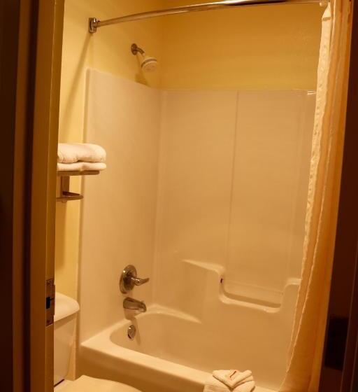 スタンダードスタジオ, Super 8 By Wyndham Dublin