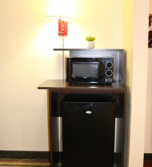 スタンダードスタジオ, Super 8 By Wyndham Dublin