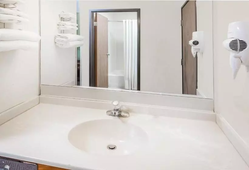Standard-studio, Super 8 By Wyndham Lincoln