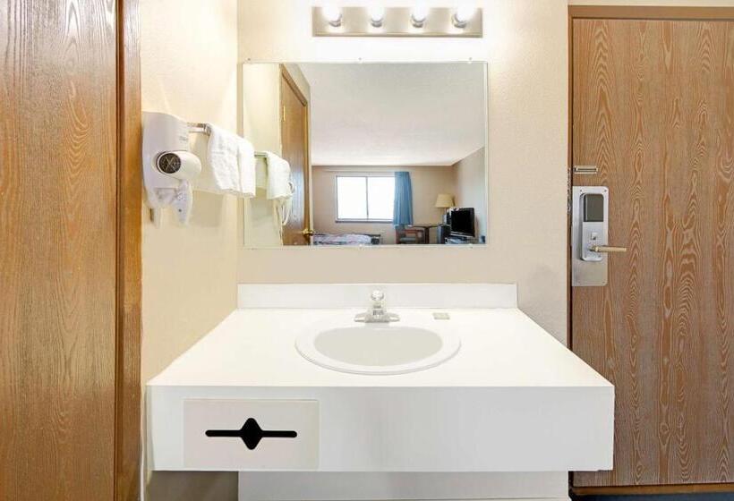 חדר סטנדרט מותאם לאדם עם מוגבלויות, Super 8 By Wyndham Shelbyville