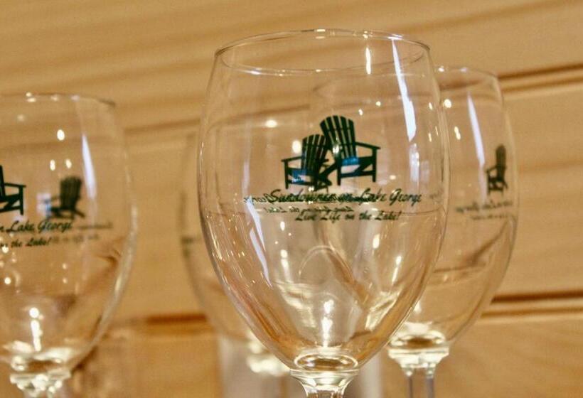 スイート, The Sundowner On Lake George