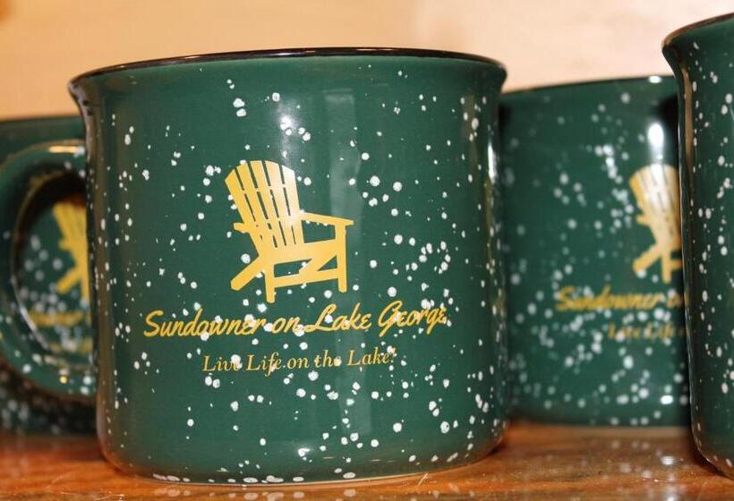 スイート, The Sundowner On Lake George