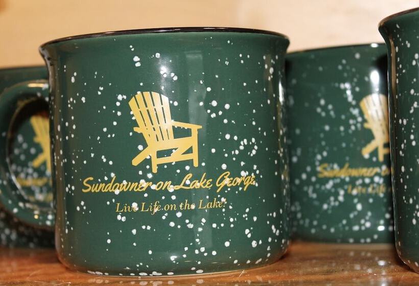 スイート, The Sundowner On Lake George