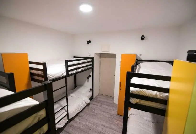 تختخواب در اتاق مشترک, Hostel Evropa
