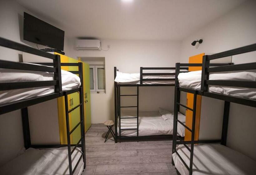 تختخواب در اتاق مشترک, Hostel Evropa