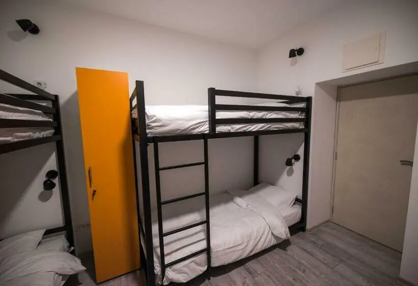 تختخواب در اتاق مشترک, Hostel Evropa