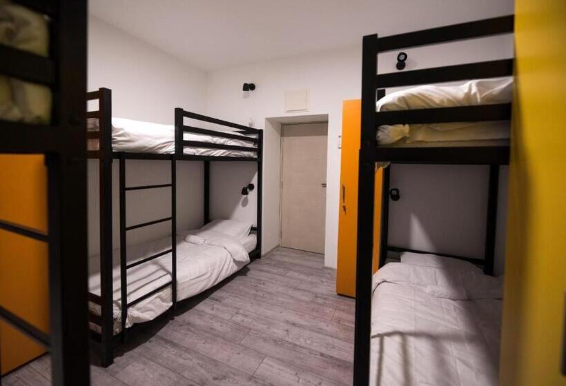 تختخواب در اتاق مشترک, Hostel Evropa