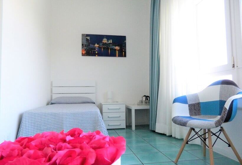 اتاق استاندارد سه نفره, Villa Marina