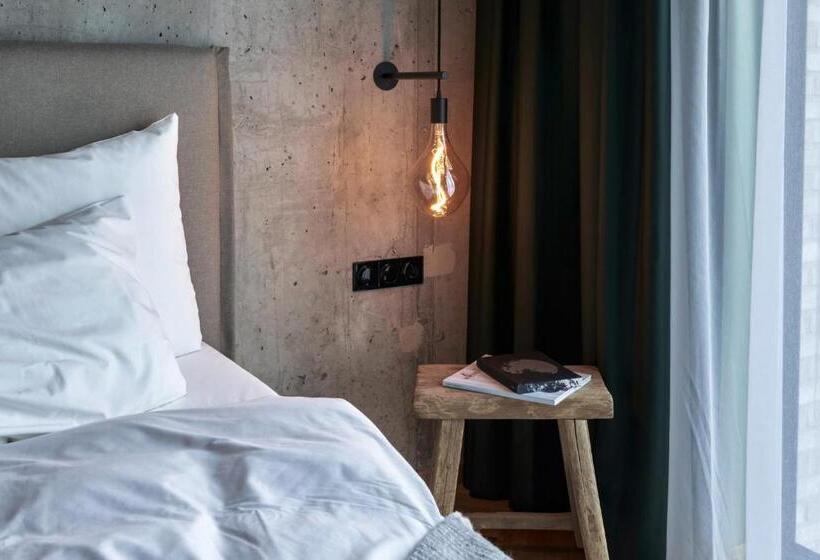 Superior Interior Room, Gekko House, Frankfurt, A Tribute Portfolio