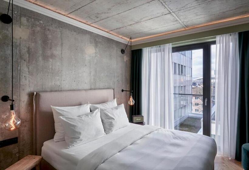 Superior Interior Room, Gekko House, Frankfurt, A Tribute Portfolio