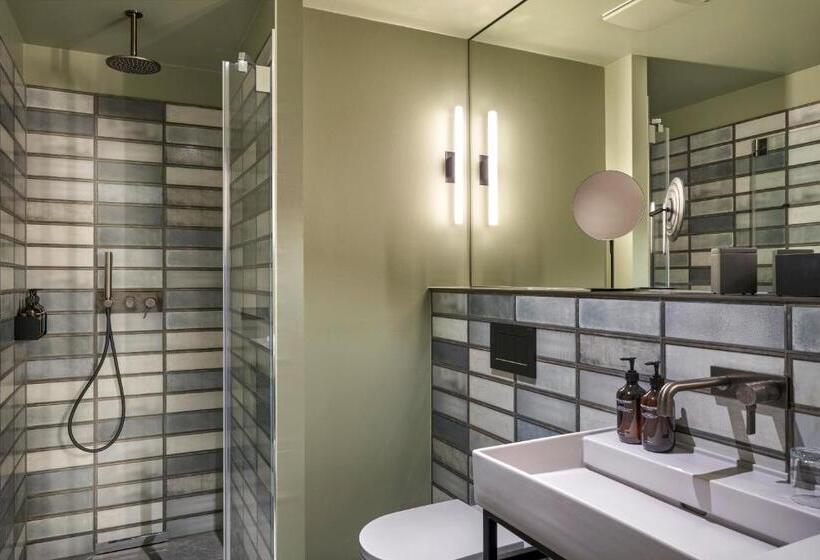 Superior Interior Room, Gekko House, Frankfurt, A Tribute Portfolio