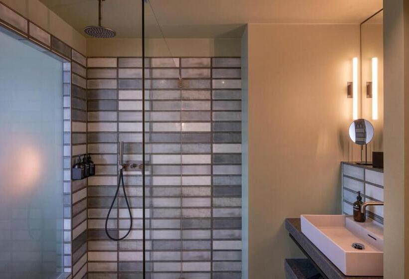 سوئیت جونیور با تخت بزرگ, Gekko House, Frankfurt, A Tribute Portfolio