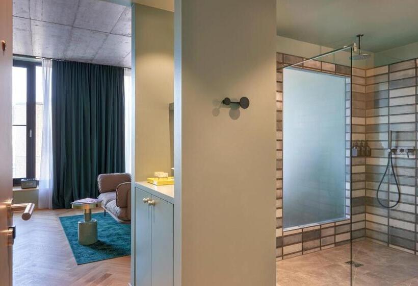 سوئیت جونیور با تخت بزرگ, Gekko House, Frankfurt, A Tribute Portfolio